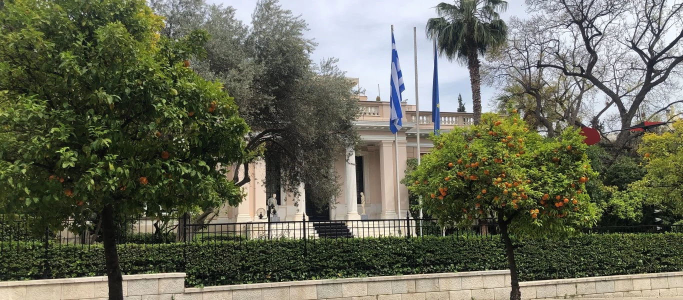 Μαξίμου, ΥΠΟΙΚ & ΥΠΕΞ παρέβησαν το νόμο και «ξέχασαν» να βάλουν μεσίστια τη σημαία τη Μεγ. Παρασκευή (βίντεο)